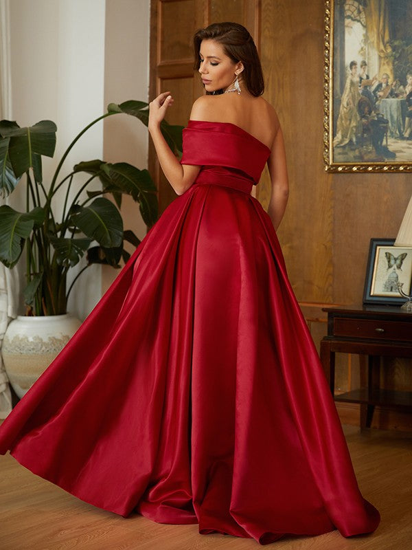Vestidos de cola larga, sin mangas y con un solo hombro